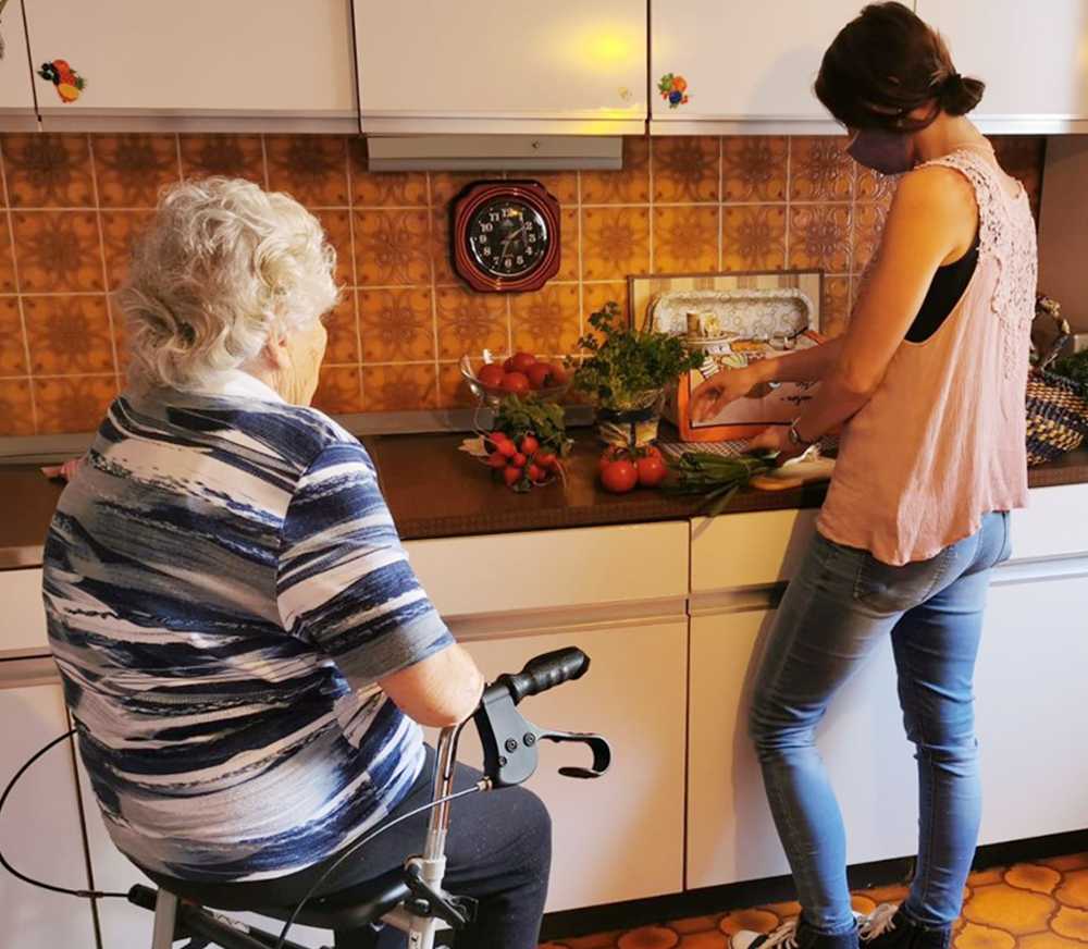 Zwei Frauen stehen in der Küche