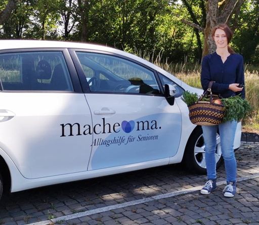 ein Mädchen mit Auto
