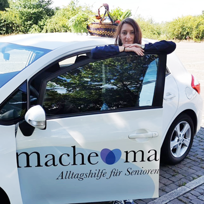 ein Mädchen mit Auto